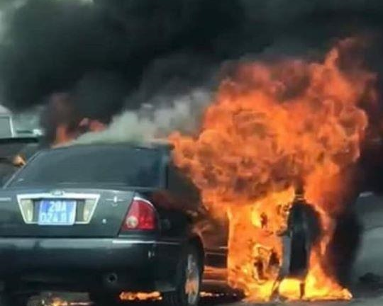 Ô tô biển xanh bốc cháy dữ dội ở đường vành đai 3 trên cao